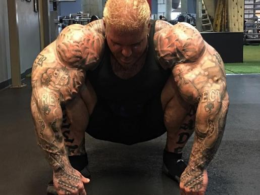 280斤巨臂哥与80斤娇妻现状:婚后半年离世,妻子守寡获千万遗产