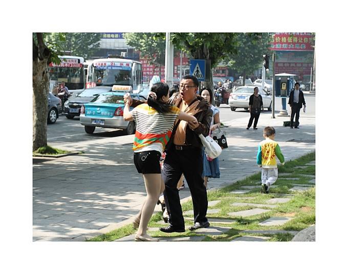 女生被人贩子拖拽, 怎么证明自己真的不认识他?