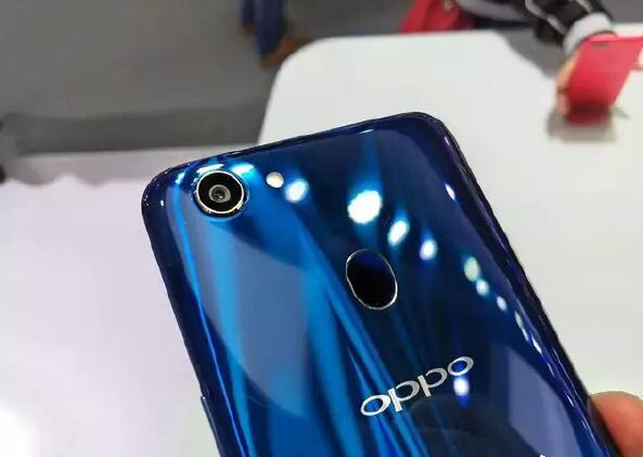 在价格上,oppo a79的黑色和香槟色版本售价为2399,冰焰蓝版本则贵一百