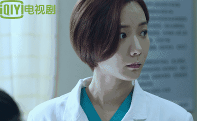 面对只比自己只小十岁的青春美少女,王珞丹这个小后妈做的很称职