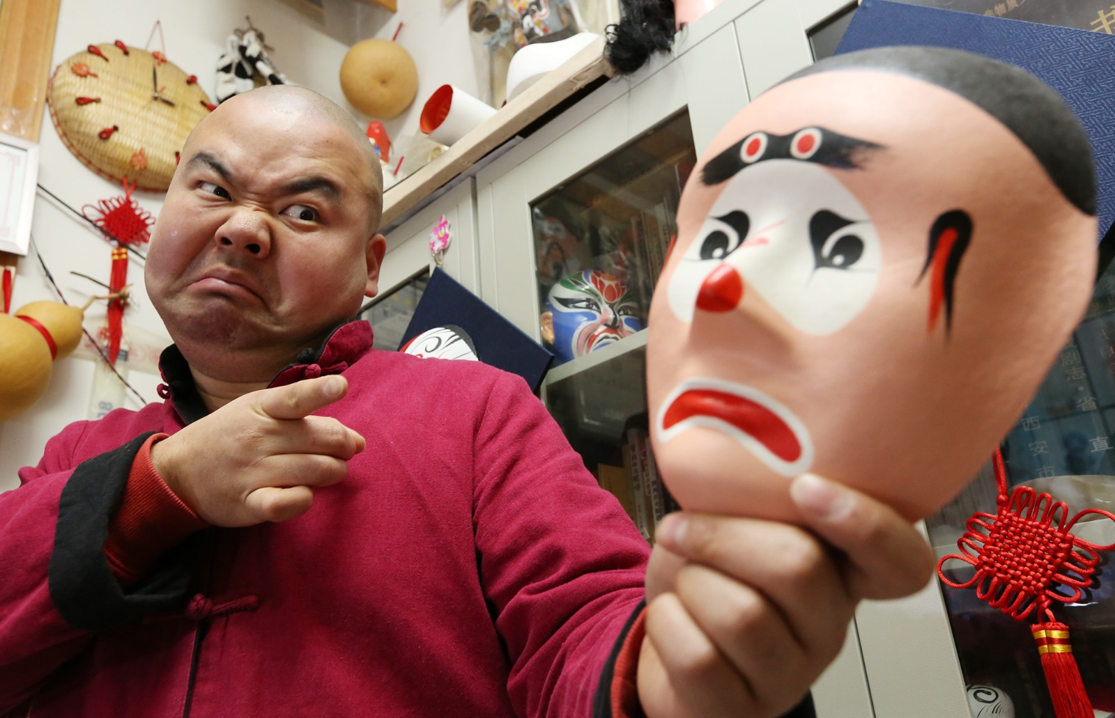 "陈耀武说.图为陈耀武给笔者表演秦腔丑角.6/ 7秦腔脸谱里常用的8