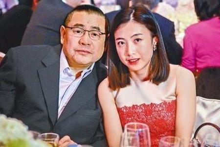 甘比挺孕肚带子女吃甜品,女儿清秀儿子活泼. 来