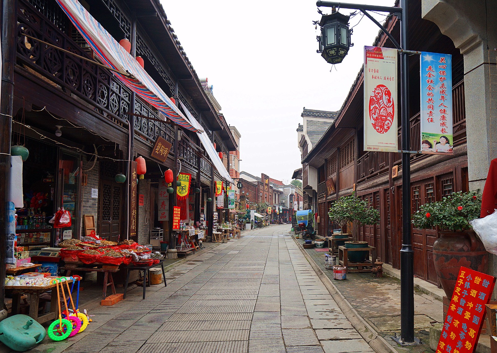 铜官古街依山傍水,与湘江呈平行之势,在唐代就已形成;街道两边房屋