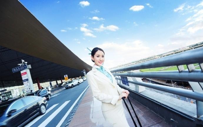 空姐梳起丸子头,凸现精致的五官,干净秀气的脸庞,透着一股职场精英的