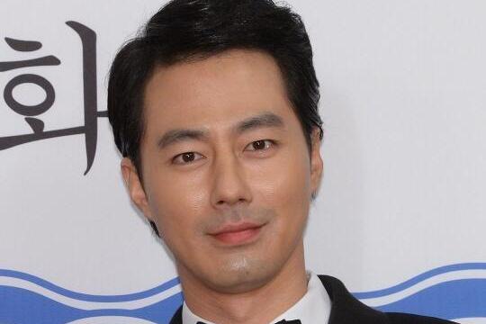 青龙奖红毯太无趣,允儿李贞贤黑白寡淡,赵寅成