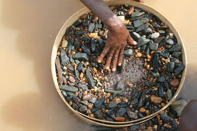 世界最穷国家,随手挖一颗钻石就变土豪,居民却吃不饱仅能活35岁