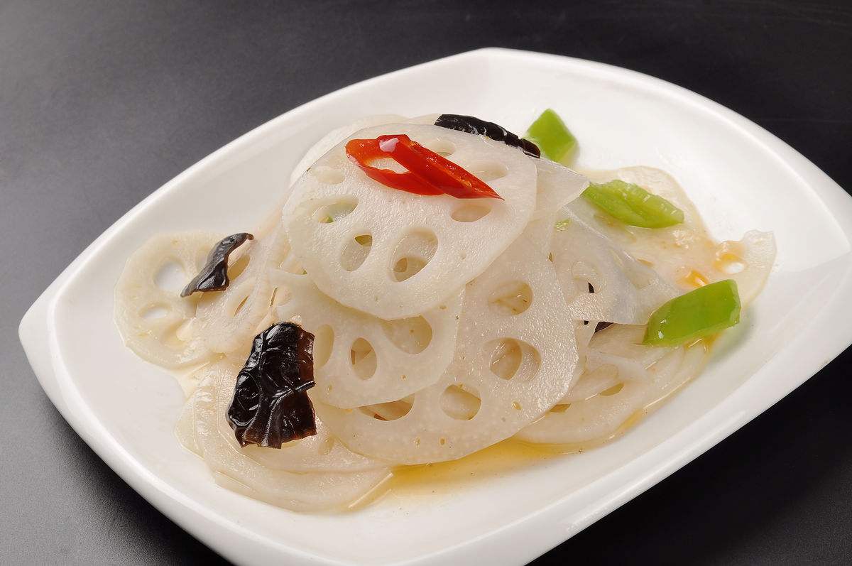 4.烧热油,莲菜上放上干辣椒和花椒.浇热油.炝出香味.