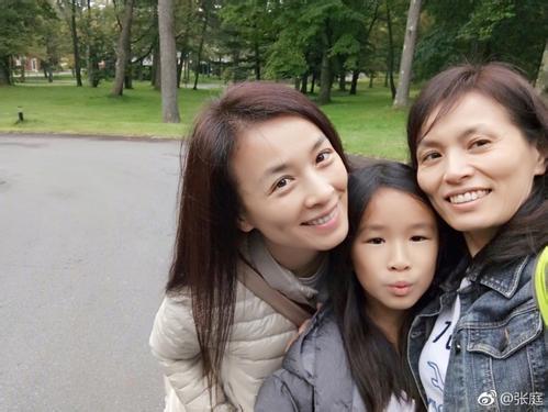 做了九次试管婴儿才生下的女儿被嫌长的丑现在8岁变化真大