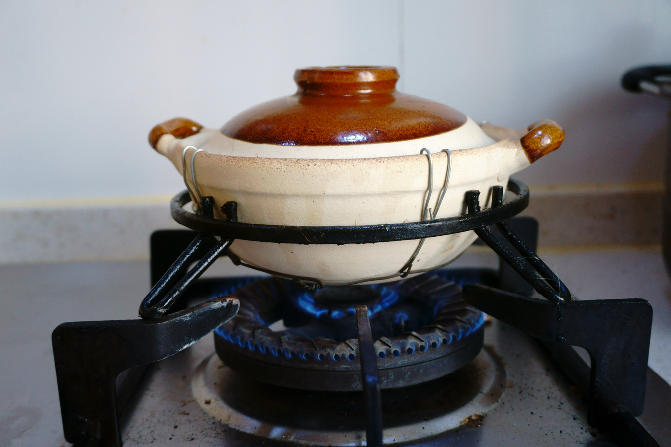 把砂锅放在炉子上先用小火烧5分钟,最后大火烧干汤汁就可以了.