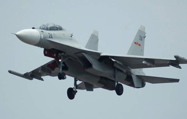 于是中国将原先的苏-30mkk轰炸机,全部换成了新研究出来的歼-16轰炸