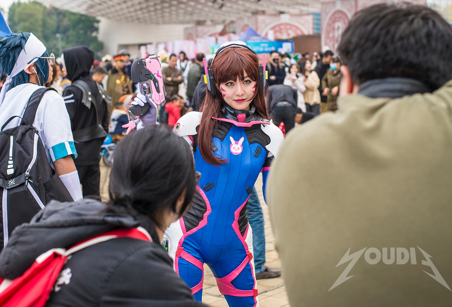 成都iComic漫展 高颜值Coser不畏严寒嗨翻现场
