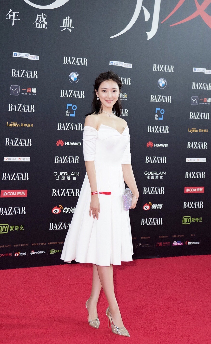 她是坚强"罗伊人"时尚大片变身小女生,可这狗啃式刘海一言难尽