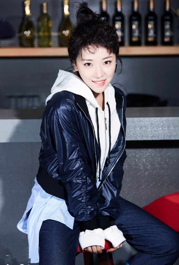 她是坚强"罗伊人"时尚大片变身小女生,可这狗啃式刘海一言难尽