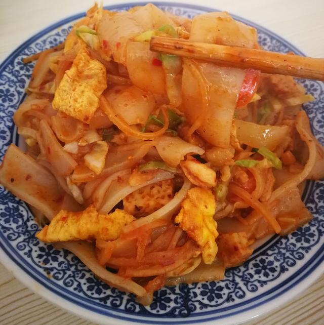 首先感受到芝麻酱的香味,然后辣子香辣味,炒鸡蛋的香味,凉皮筋道的