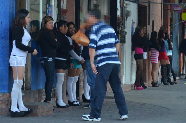 这座边城有合法的红灯区,在两条主干道之间的小路上,人行道上站满了