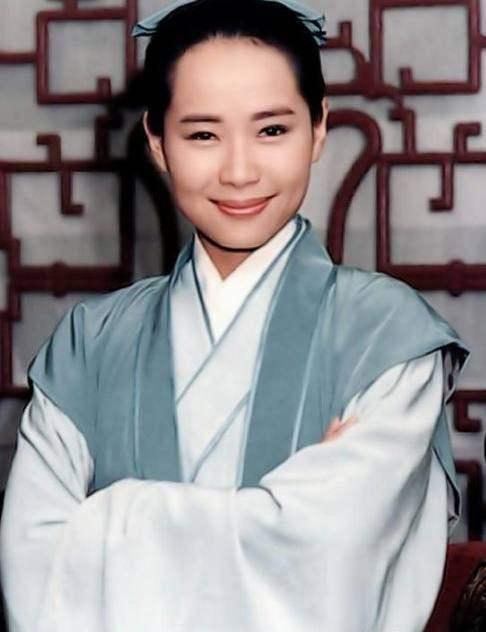 54岁叶童真敢穿,裙子短到腿根,不过看到脸上的细纹我呆了