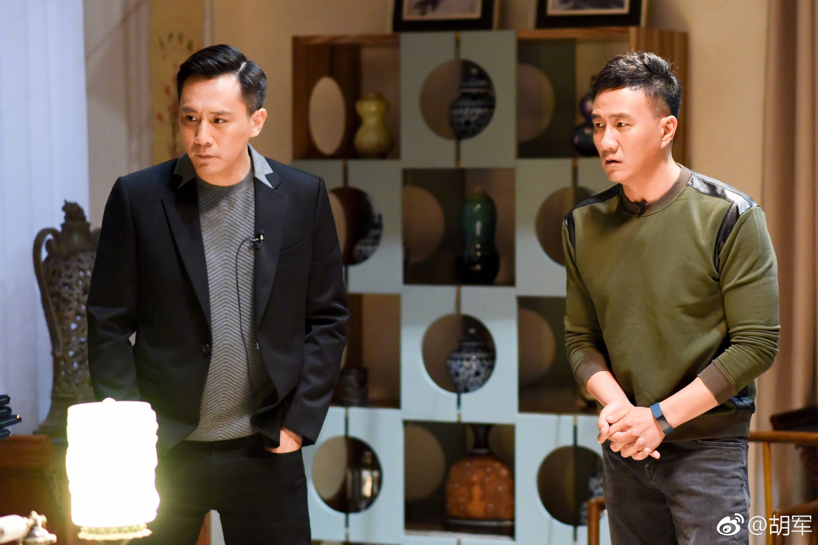 相比"鲜肉小花"演技被吊打,殿堂级胡军,刘烨小品不走心更违和