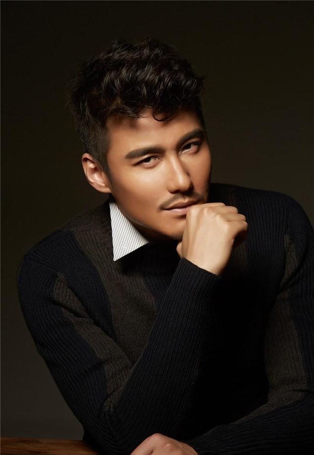 在《猎场》中他是金融行业的顶尖才子,现实中被称为行走的荷尔蒙