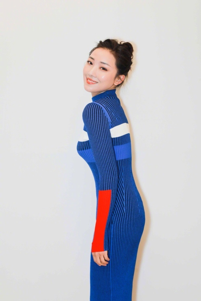 她是坚强"罗伊人"时尚大片变身小女生,可这狗啃式刘海一言难尽