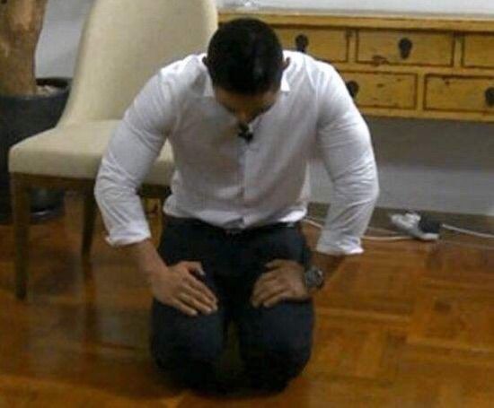 我记恨亲妈整十年,结婚那天,我跪妈前面磕头如捣蒜