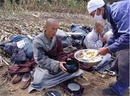看完老挝和尚化缘方式,再看看中国僧人化缘方式,这差距太大了!