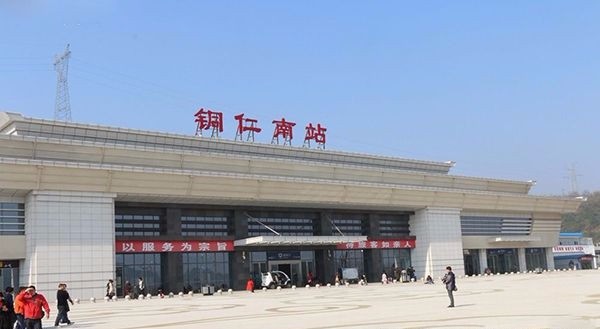 铜仁南站原本要叫"玉屏东站",因为铜仁南站本来就是市级火车站,只是