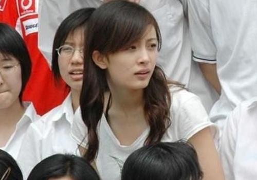 2000年,杨幂考上了北京市第十四中,在那里度过了6年中学时光.