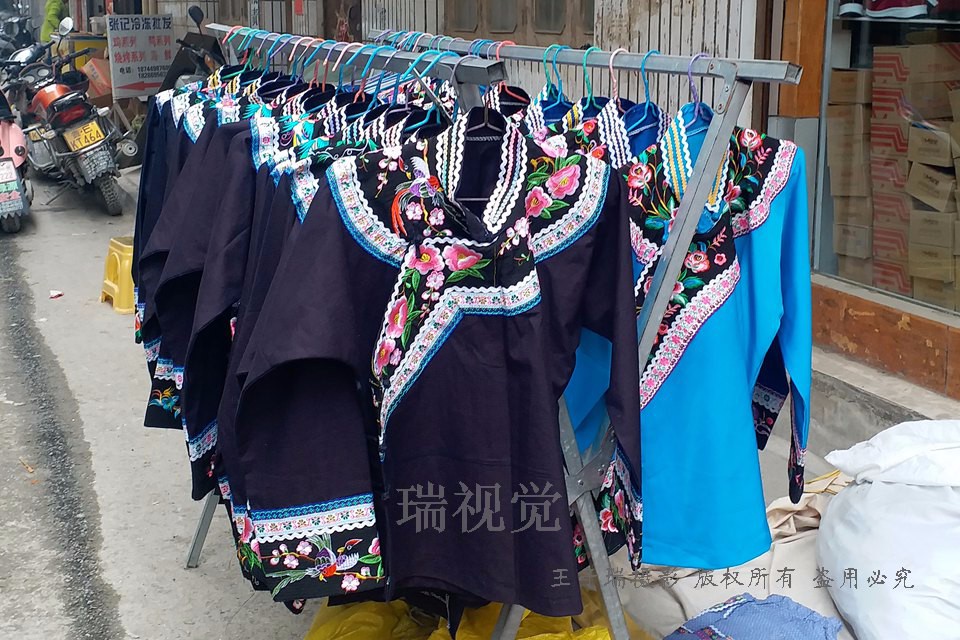 贵州望谟：商业街布依族服装琳琅满目，每套180元起价格不菲！|布依族|妇女|服装_新浪新闻