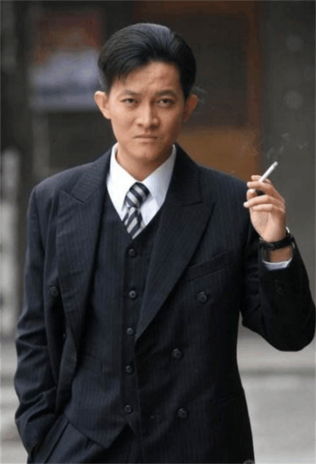 他拍戏不在乎片酬多少, 眼神充满邪气, 却是一个十足的宠妻狂魔