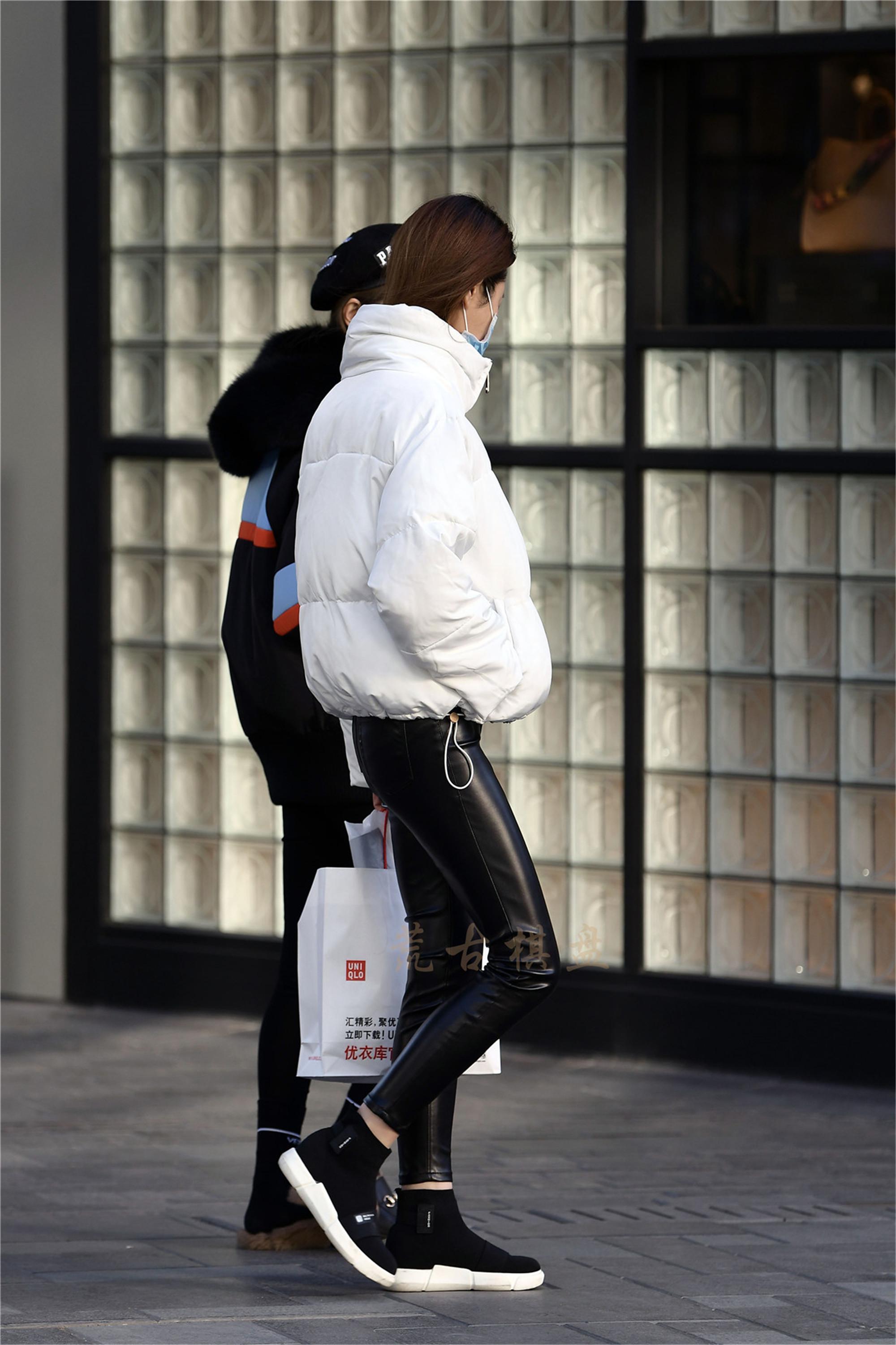 街拍:冬季里的皮裤,展现自信,展现美