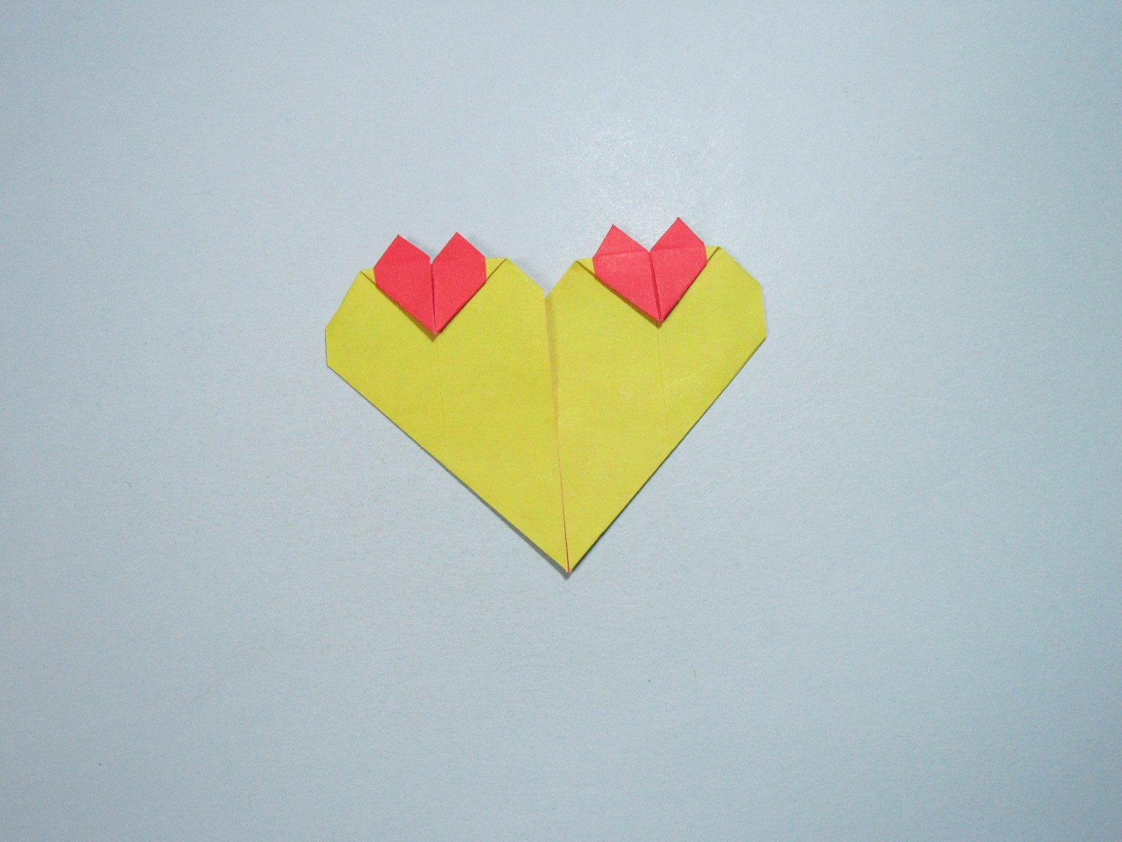 只需要简单的几步就能折出一个漂亮的心连心,赶紧去试试吧.