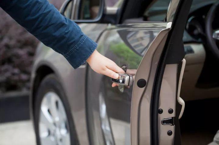 大力关车门,让人很火大,看看怎么正确关车门,别得罪人了!