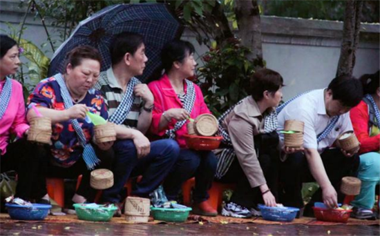看完老挝和尚化缘方式,再看看中国僧人化缘方式,这差距太大了!