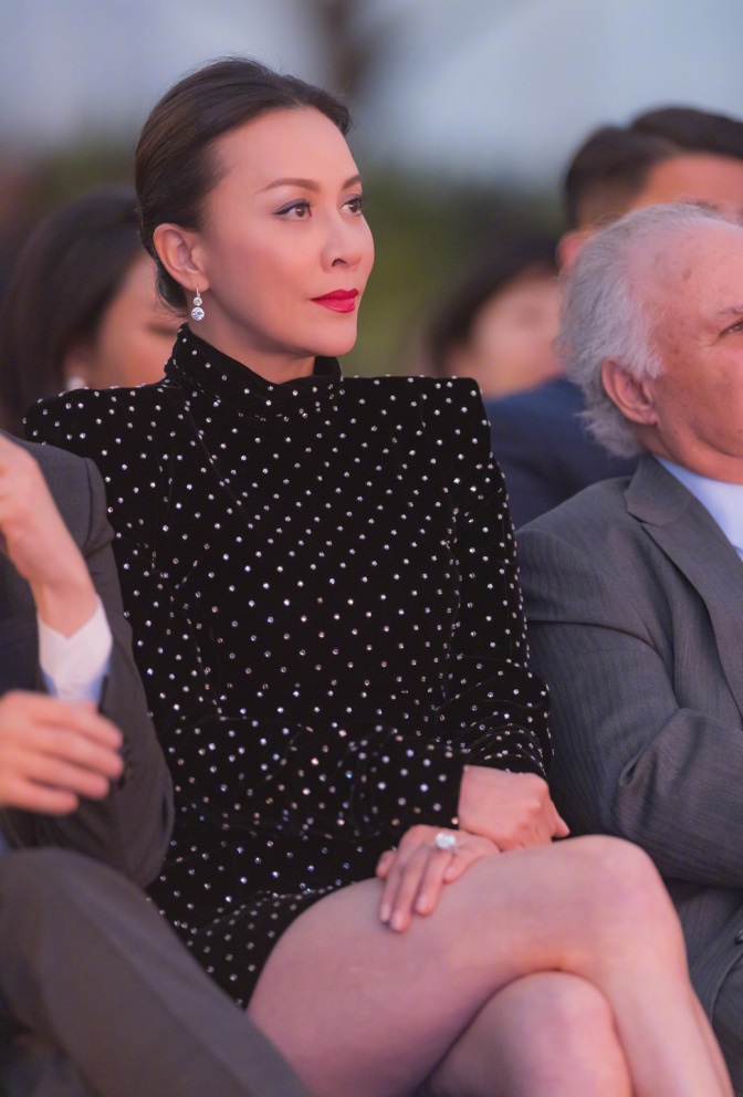 刘嘉玲出席活动,黑色铆钉连衣短裙尽展女神气质,hold住全场