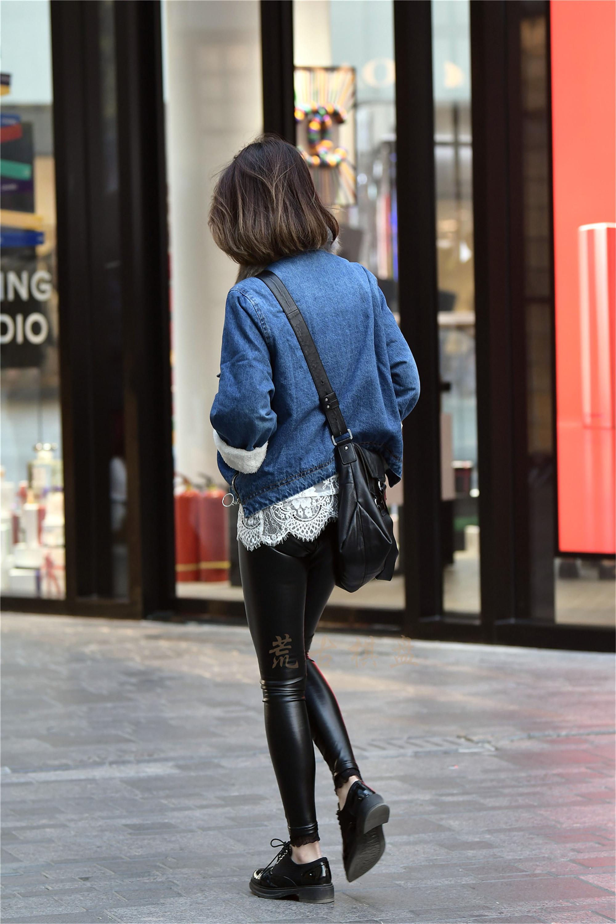 街拍:冬季里的皮裤,展现自信,展现美