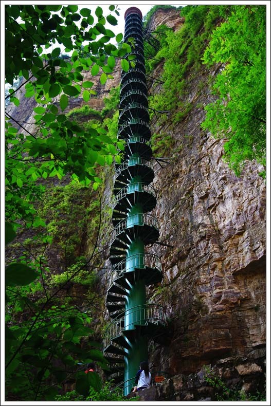 镜头下:中国独一无二的太行摩天筒梯,盘旋峭壁88米直达云霄!