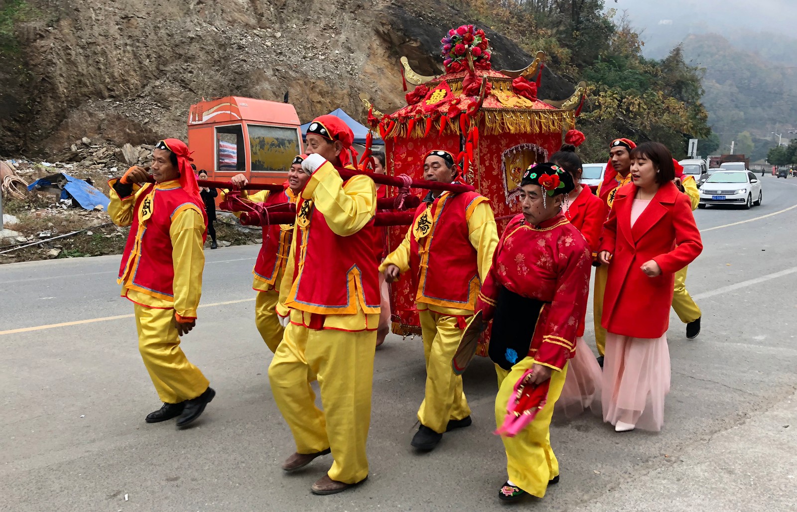 小伙骑马抬花轿迎亲 回头率超百万豪车