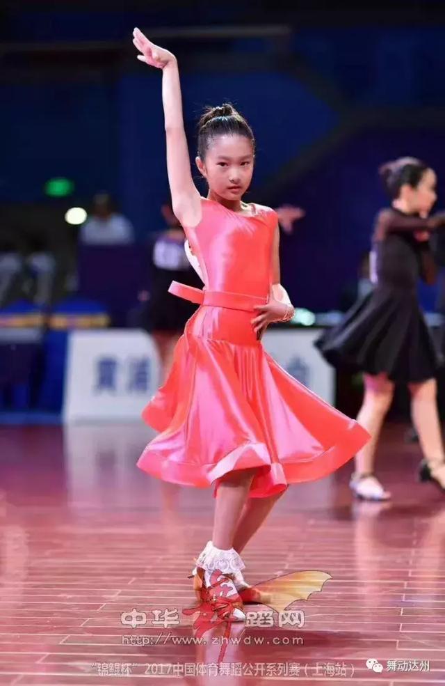 文章马伊琍大女儿文君竹参加拉丁舞比赛荣获第