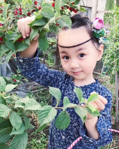 爸爸去哪儿5邓伦女儿小山竹个人资料 网红小山竹家庭背景揭秘
