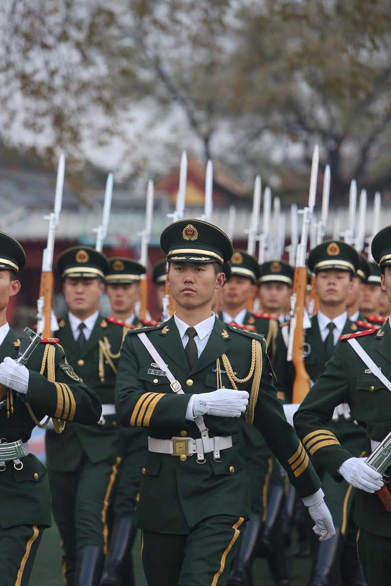 进入国旗护卫队的训练被称为"魔鬼月"训练,至少100天.