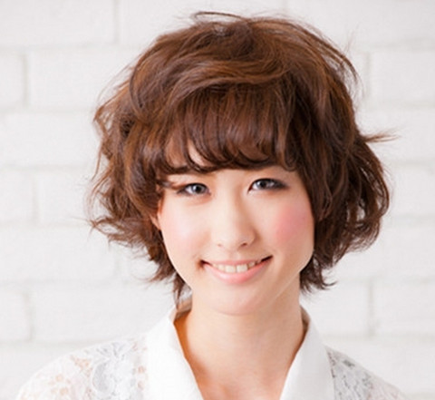 谁说圆脸偏胖的女生,就不适合中短发型,这几款强烈推荐