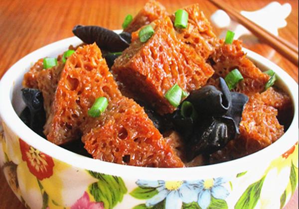 烤麸烧木耳这样做,大人小孩都喜欢吃