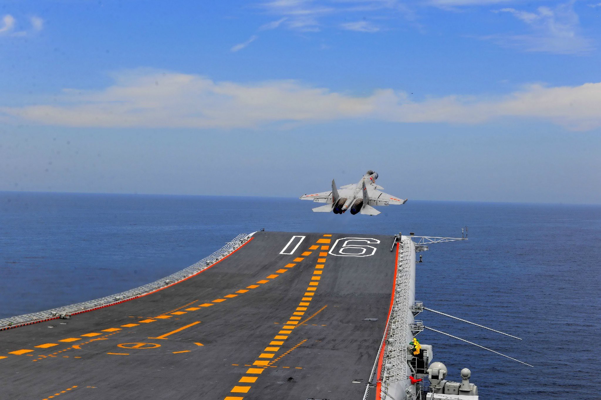 中国海军以航母辽宁舰为首的海军编队浩浩荡荡穿过宫古海峡,首次进入