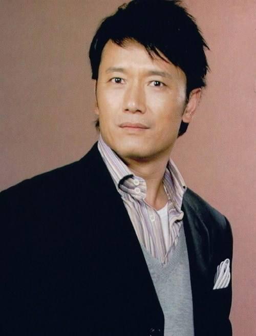 59岁成为五虎将中第一位得视帝的他 其实已经不需要这些来证明