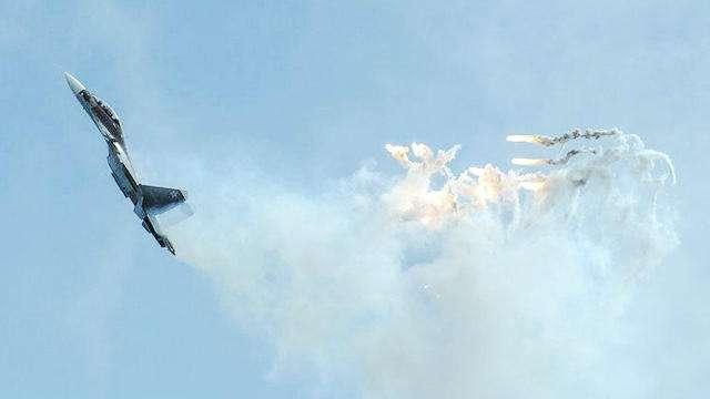 拥有4000小时飞行经验的试飞员 曾遇险100余次 来华传授经验200天