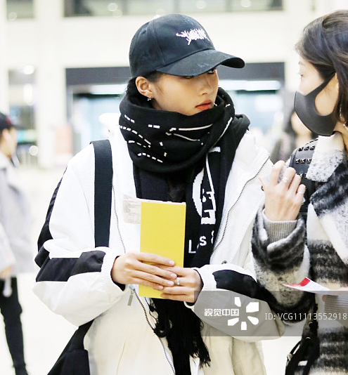 关晓彤手上戒指闪亮亮 oversize大衣裹成球与助理热聊