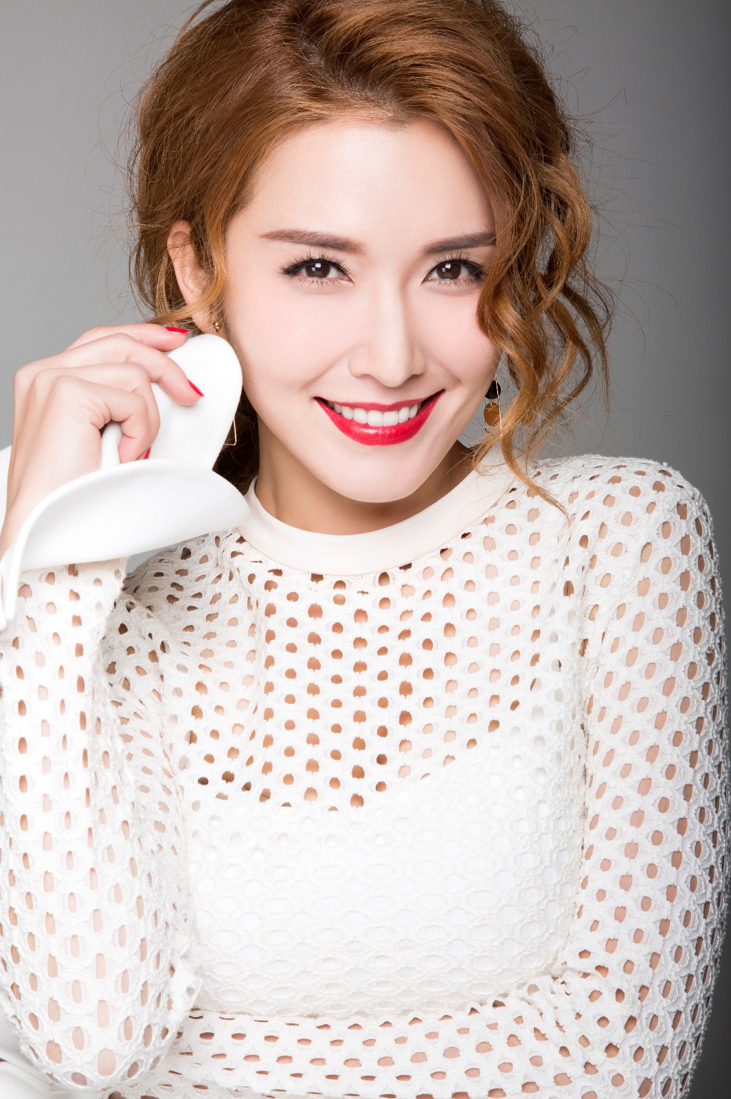 徐洁儿轻熟风大片曝光浓烈红唇明眸皓齿