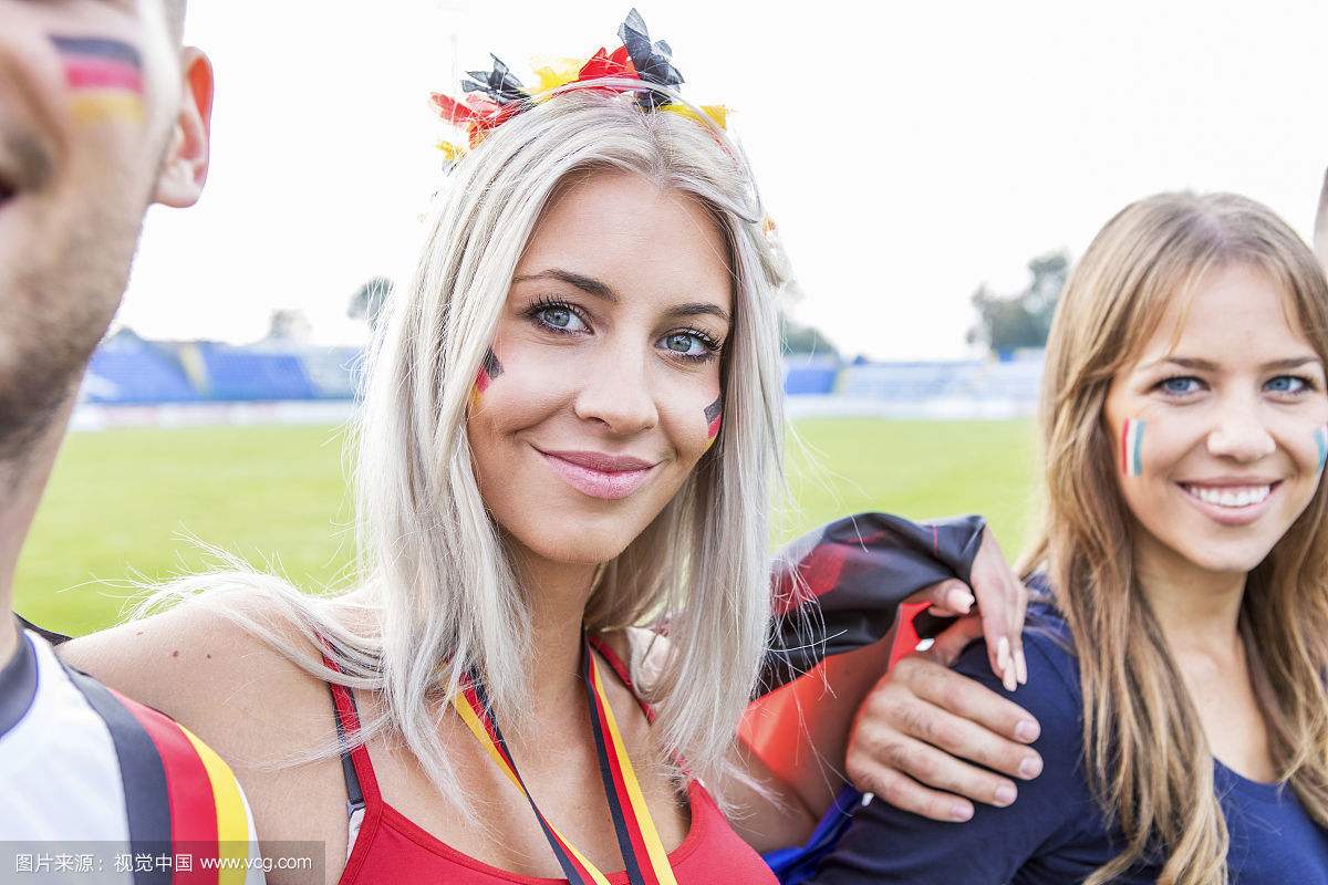 俄罗斯女足球流氓狂练拳击 要伏击英国球迷