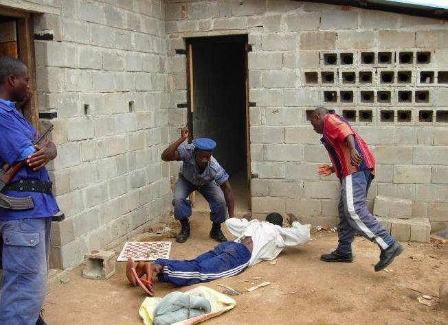 在非洲小偷被抓到之后,比中国的惩罚狠多了