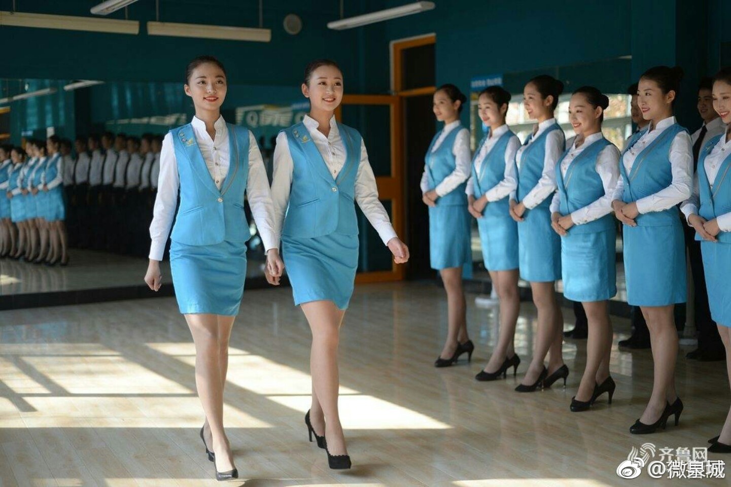 济南高颜值00后艺考女生咬筷子顶水杯练微笑